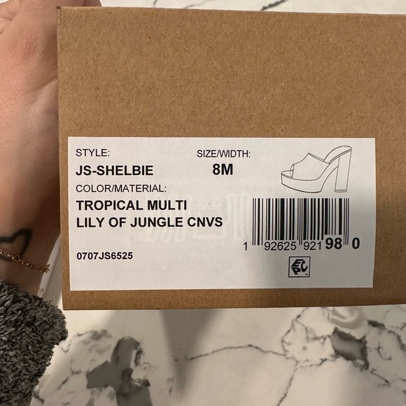 Jessica Simpson Shelbie Mules with tropical print and chunky light platforms. - Picture 4 of 6